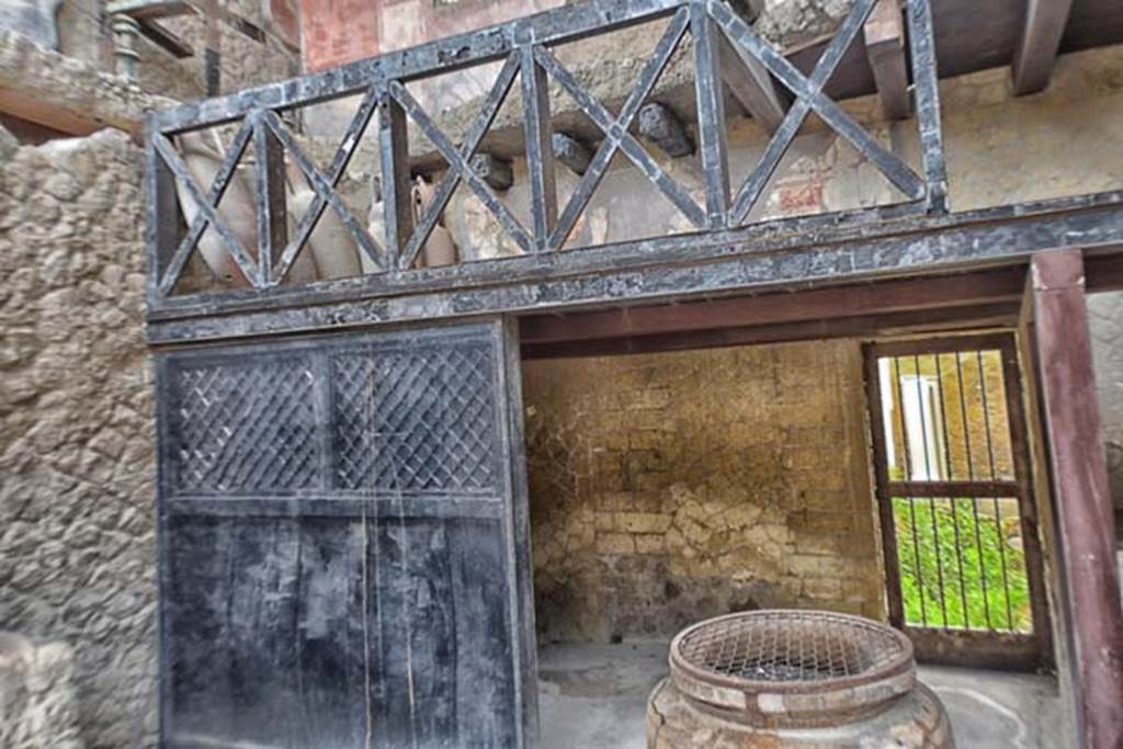 V.6, Herculaneum, April 2018. Looking towards north-east corner. Photo courtesy of Ian Lycett-King.  Use is subject to Creative Commons Attribution-NonCommercial License v.4 International.